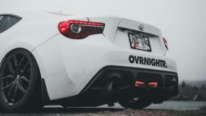 нужно ли включать аварийку при движении задним ходом