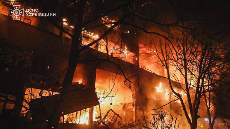 Поліція показала кадри з Харкова після атаки дронів: серед завалів лунав гімн