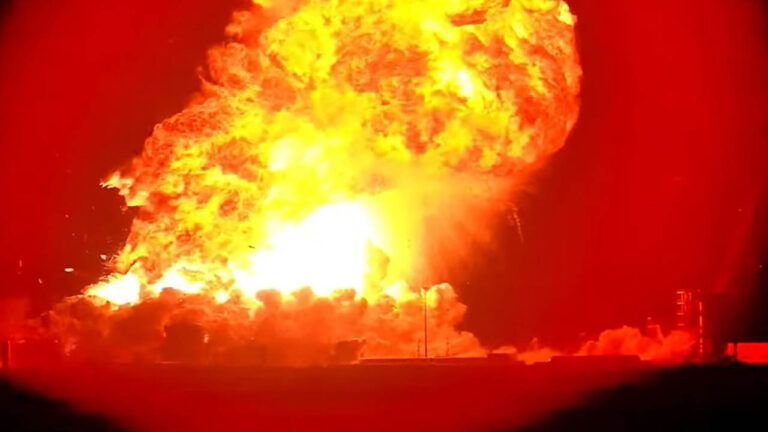 Ракета SpaceX Ілона Маска вибухнула