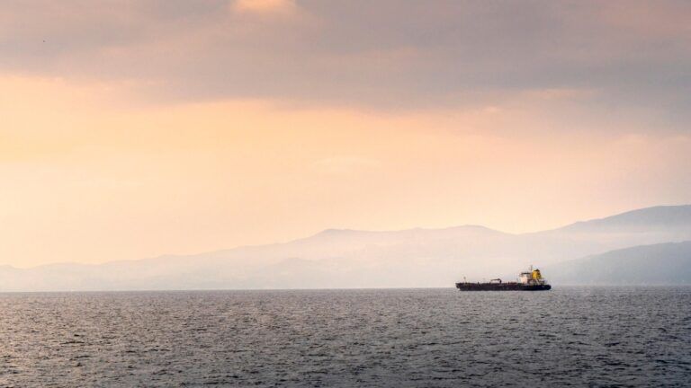 море і танкер