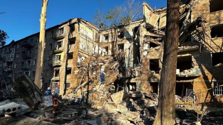 Шевченківський район Києва - зруйновано підʼїзд будинку