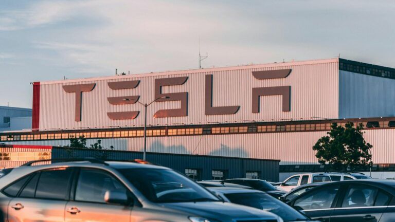 Tesla запустила перші роботаксі