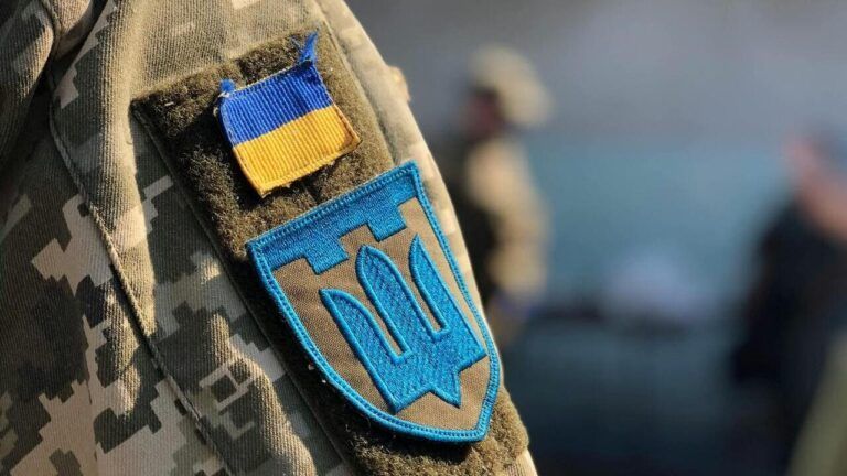 чи ставлять жінок на військовий облік в Україні,