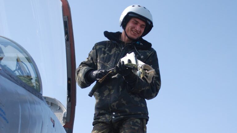 Максим Устименко