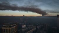 Отравленный воздух после обстрелов: как защитить себя и детей — советы эколога