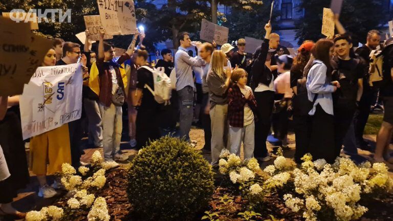 Протести проти законопроєкту №12414, який обмежує незалежність НАБУ і САП у різних містах – фото