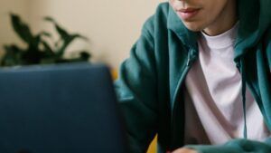 підліток генерував оголені ШІ-фото однокласниць