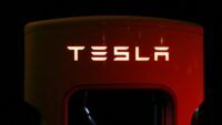 угода Tesla та LG