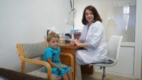 заклеїв очі суперклеєм