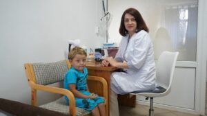 заклеїв очі суперклеєм