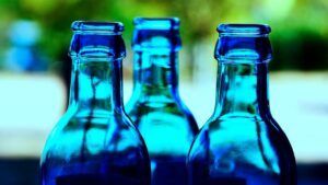 пластик в скляних пляшках