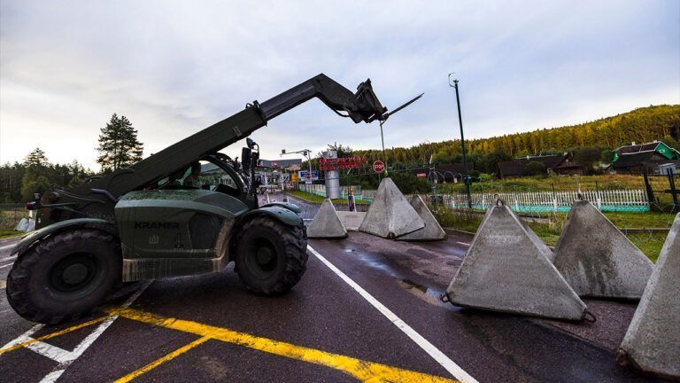 В Литве установили зубы дракона возле границы с Россией и Беларусью
