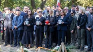 Волинська трагедія: Олена Кондратюк і парламентарії взяли участь у церемонії перепоховання