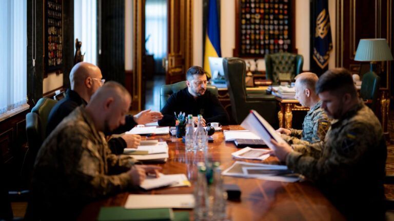 Зеленський провів військову нараду: контрнаступ під Добропіллям, збиття Су-34 та угорські дрони на кордоні