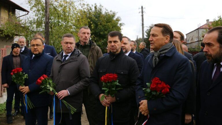 Радослав Сікорський прибув із візитом до Лапаївки у Львівській області
