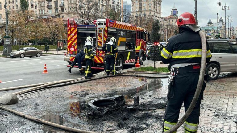 Пожар на Крещатике 23 октября: возле КГГА подожгли шины