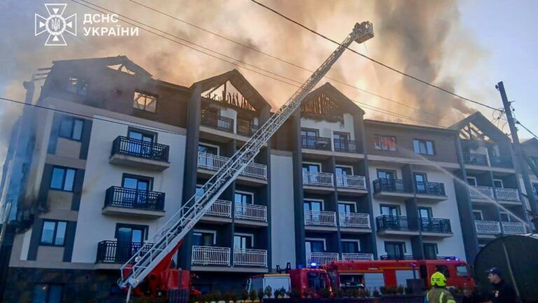 Пожежа у Буковелі 7 листопада: горить готель Premium Club SPA