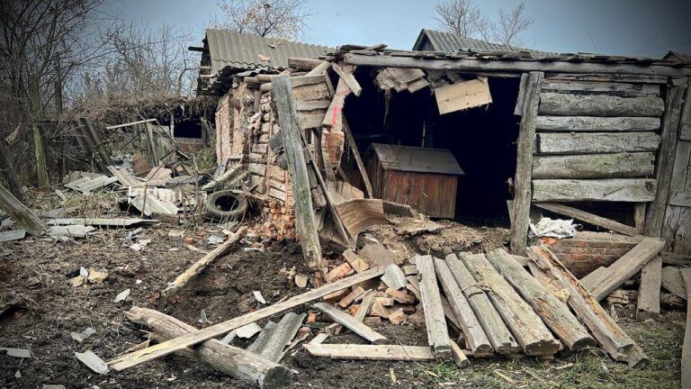 В Сумах неизвестный боеприпас упал в частной застройке