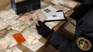 До України намагалися ввезти 14 тис. марок із Гітлером та символікою Рейху – митниця