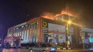 Белгородскую область атаковали дроны: в Короче горит ТЦ, часть города без света пожежа в ТЦ Вокзальний