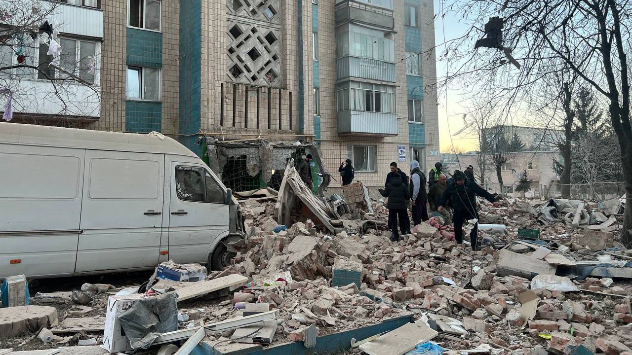 Обстріл України 19 листопада: удар по енергетиці, 26 загиблих у Тернополі, десятки поранених Фото 3 Масований обстріл України 19 листопада 2025 року: де були прильоти ракет РФ Фото 3