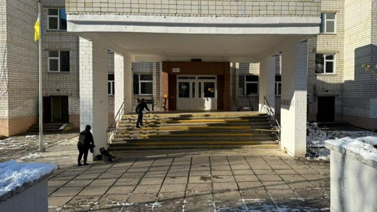 Стрельба во дворе львовской школы: конфликт родителей закончился ранением