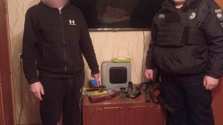 В Сумах мужчина стрелял из окна: пострадали дети