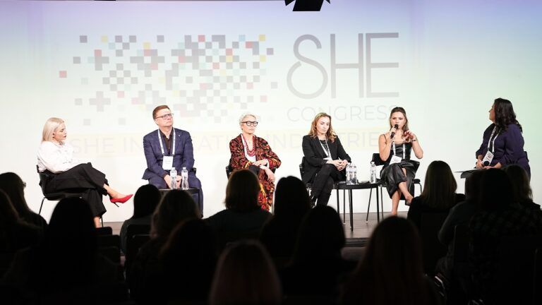 В Киеве состоялся She Congress: о женском лидерстве, бизнесе и роли женщин в ВСУ