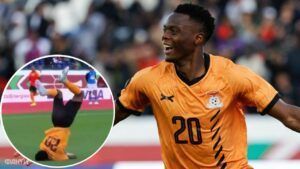 Ледь уник травми: форвард Замбії впав на шию під час святкування голу на КАН-2025 Патсон Дака