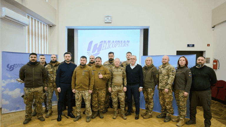 Компанія Українські вертольоти роздала подарунки захисникам