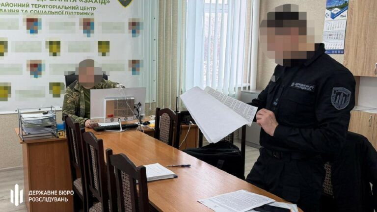 Хабарі за відстрочку у Рівненському ТЦК: посадовцю повідомили про підозру
