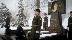 Зеленский почтил память Героев Крут на Аскольдовой могиле