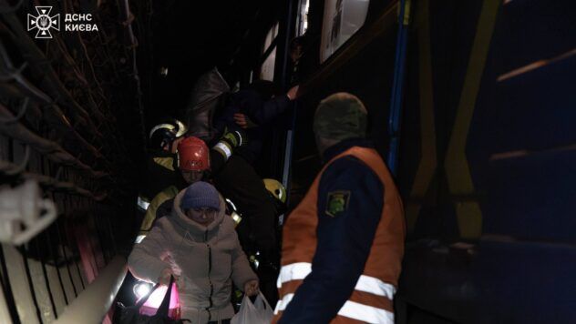 Спасатели эвакуировали пассажиров из метро