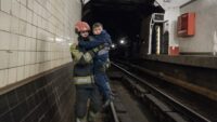 Рятувальники евакуювали пасажирів з метро