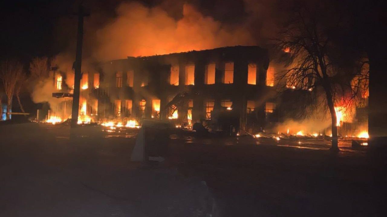 Атака на Барвінкове: ворог вдарив по магазину, спалахнула пожежа, є поранені Фото 1 Атака на Барвінкове 11 лютого