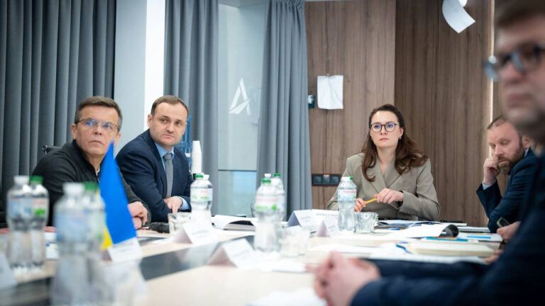 Правительство выделит 3 млрд грн на ямочный ремонт дорог в прифронтовых регионах