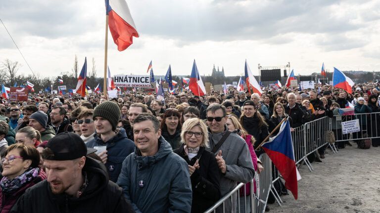 Сотни тысяч людей на улицах Праги: массовая акция протеста против правительства премьера Чехии Бабиша