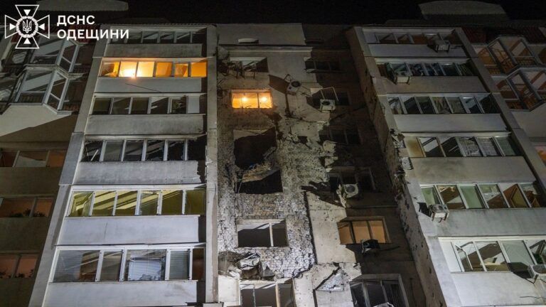 Массированная атака на Одессу: попадание в роддом, есть погибшие и раненые