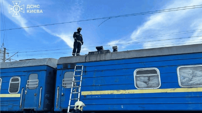 У Києві підлітків уразило струмом на даху потяга