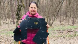 Посол ЄС знайшла уламки дрона Shahed під час прогулянки лісом у Києві Посол ЄС Матернова знайшла уламки дрона під час прогулянки в лісі Києва