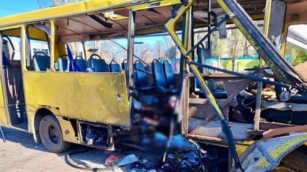 РФ ударила дроном по маршрутці на зупинці в центрі Нікополя: є загиблі та поранені Атака РФ автобусу у Нікополі 7 квітня