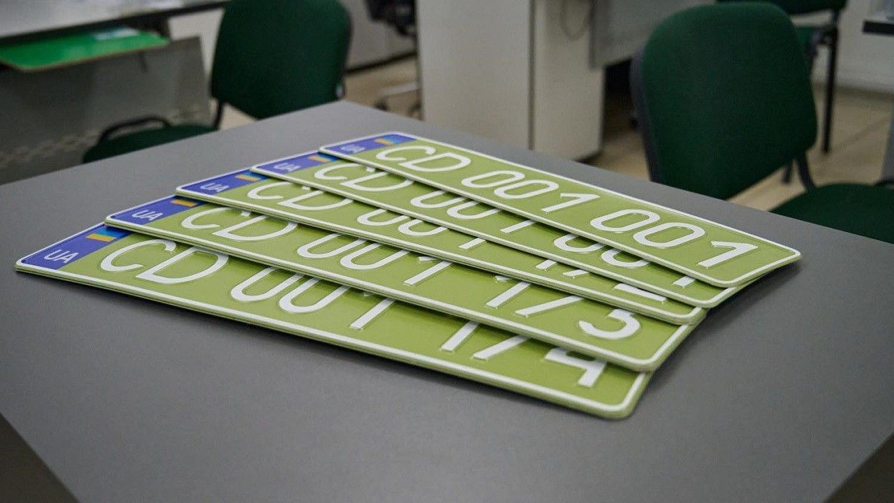 В Україні запровадили дипломатичні номери нового зразка: що змінилось