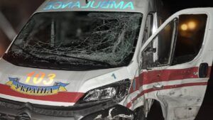 на Сумщині ворожий дрон вдарив у машину швидкої