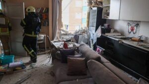 Вибухи у Харкові: дрон влучив у багатоповерхівку Атака на Харків 14 квітня 2026