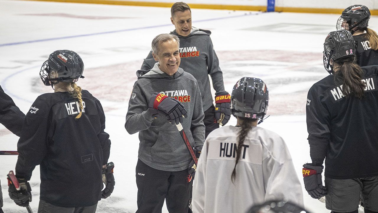 Дипломатія на льоду: Карні і Стубб зіграли в хокей з жіночою командою в Канаді