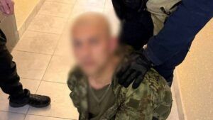 Затримали чоловіка зі зброєю в Києві