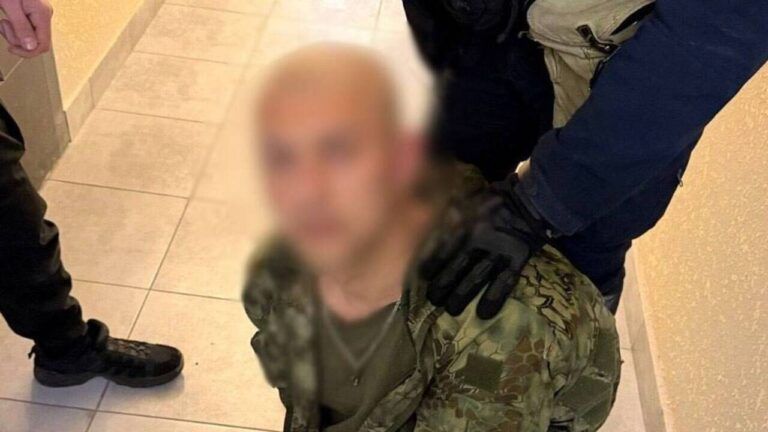 Затримали чоловіка зі зброєю в Києві