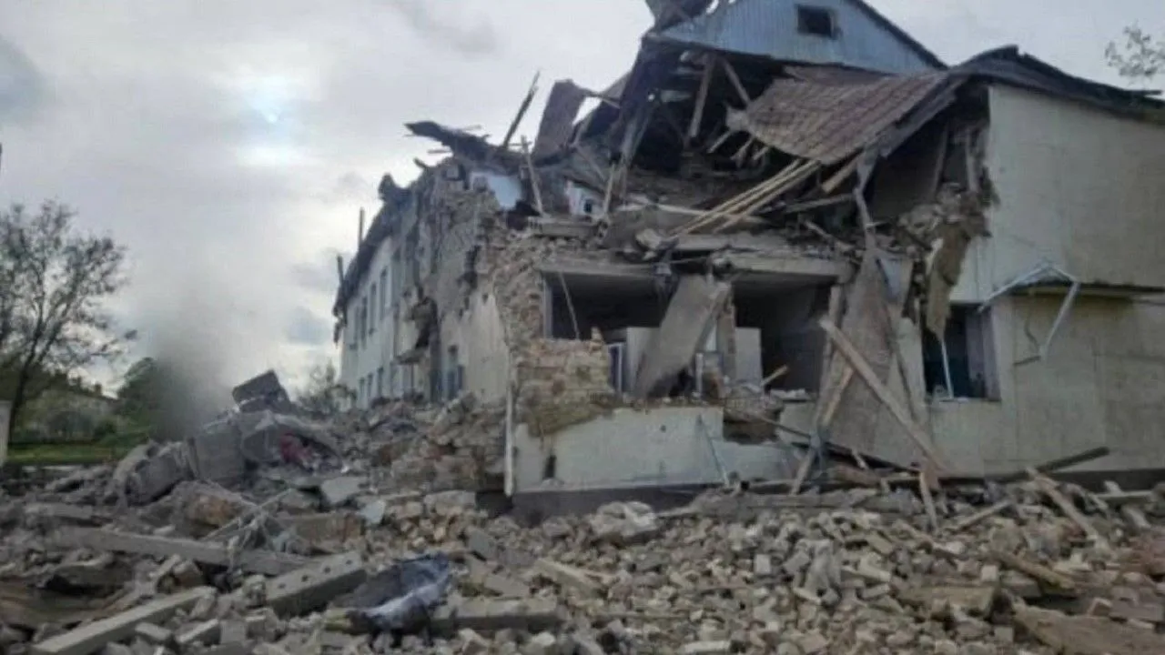 РФ завдала шість ударів по Новомиколаївці у Запорізькій області: є руйнування та поранені