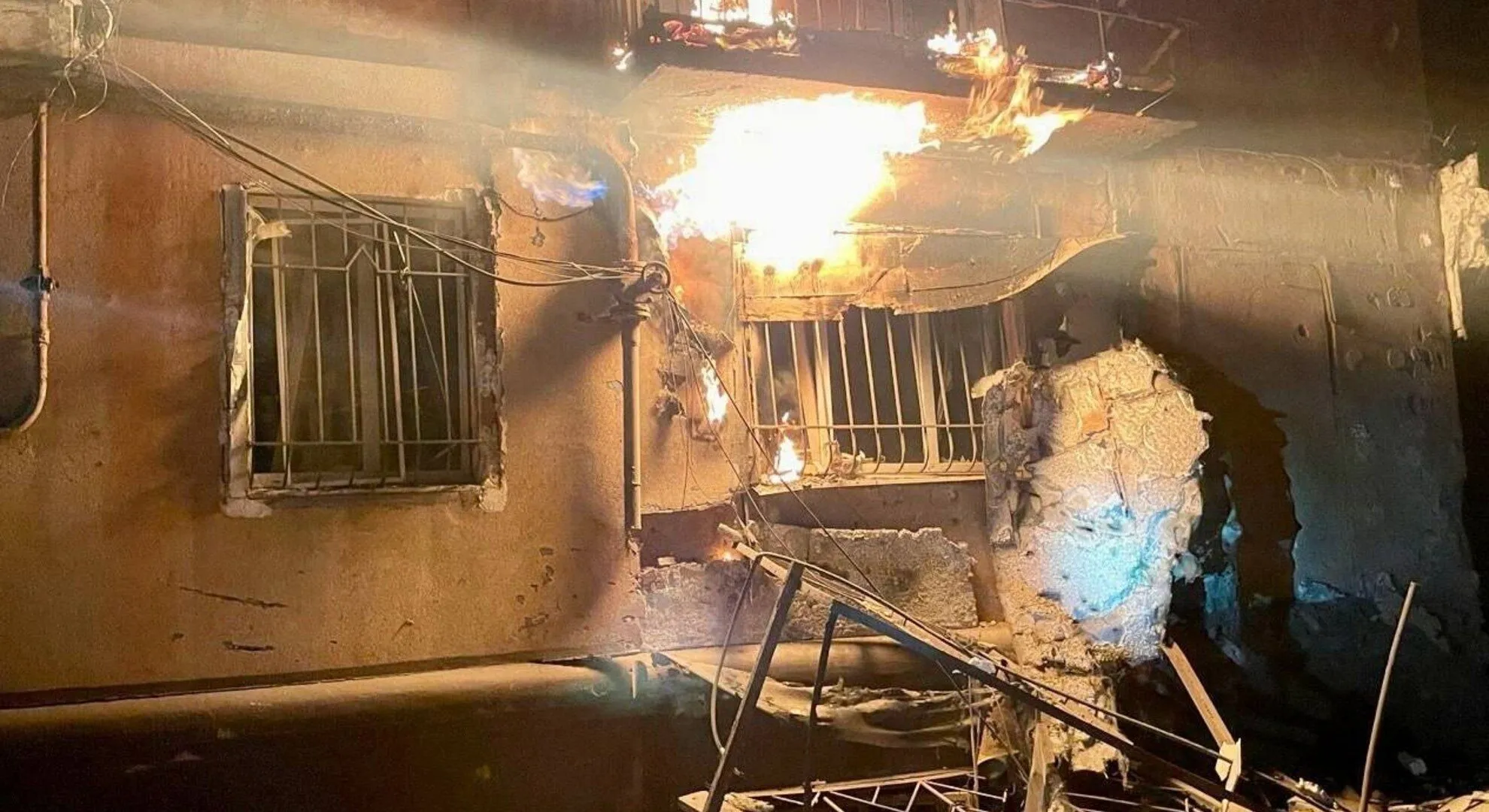 Вибухи у Дніпрі: спалахнула пожежа, серед поранених – вагітна