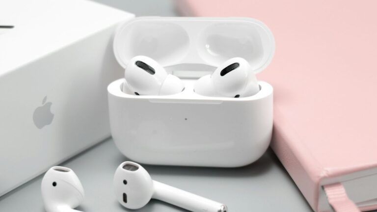 Apple готує нові AirPods із камерами: що відомо